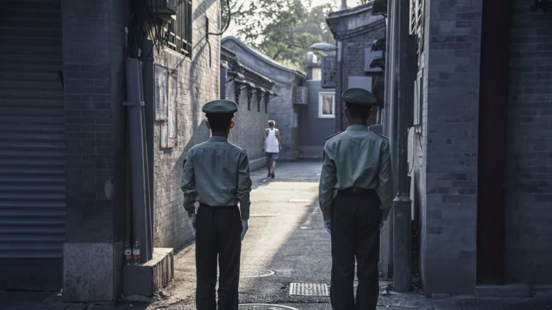 La policía paramilitar china vigila un callejón en una calle cercana a la Plaza de Tiananmén en Pekín el 7 de septiembre de 2019. Greg Baker/AFP vía Getty Images