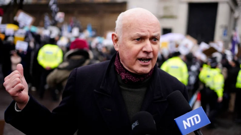 El exlíder del Partido Conservador, Sir Iain Duncan Smith, habla con NTD mientras manifestantes de al menos 28 grupos de la diáspora protestan frente al emplazamiento propuesto para la remodelación de la nueva Embajada de China en Royal Mint Court, en el centro de Londres, el 8 de febrero de 2025. Jordan Pettitt/PA Wire