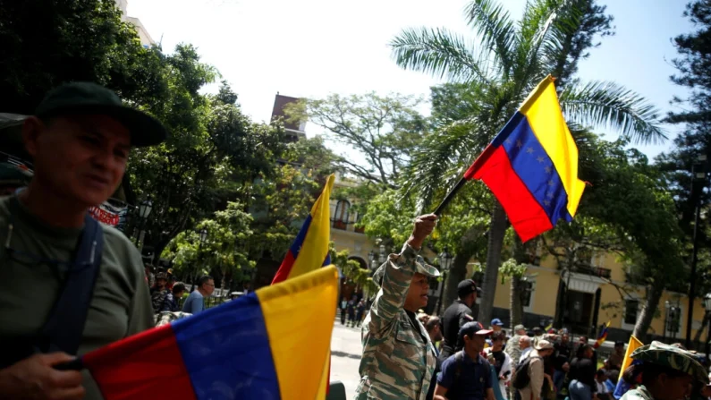 Miembros de la Milicia Nacional portan banderas venezolanas durante un ejercicio militar tras el llamamiento del presidente venezolano, Nicolás Maduro, a defender la soberanía nacional, en Caracas, Venezuela, el 4 de octubre de 2025. Leonardo Fernández Viloria/Reuters
