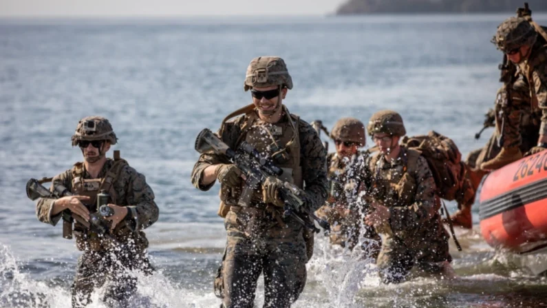 Infantes de Marina de EE. UU. realizan un ejercicio de asalto anfibio durante el ejercicio multidominio y combinado TRADEWINDS 25 (TW25) en Chaguaramas, Trinidad y Tobago, el 7 de mayo de 2025. Foto del Ejército de EE. UU. por el sargento John Russell.