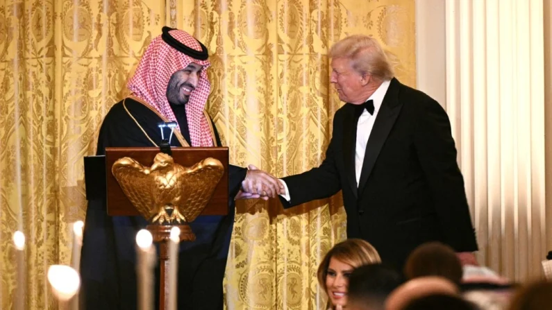 El presidente de Estados Unidos, Donald Trump (der.), estrecha la mano del príncipe heredero y primer ministro del Reino de Arabia Saudita, Mohammed bin Salman, durante una cena oficial en el Salón Este de la Casa Blanca el 18 de noviembre de 2025. Brendan Smialowski/AFP vía Getty Images