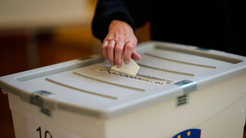 Una votante deposita su papeleta en una urna de un colegio electoral durante el referéndum sobre la muerte asistida para pacientes terminales, en Domzale (Eslovenia), el 23 de noviembre de 2025. Darko Bandic / AP Photo.