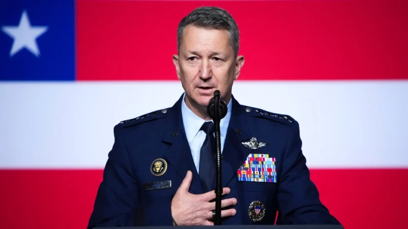 El general Dan Caine, jefe del Estado Mayor Conjunto, habla con altos mandos militares en la Base del Cuerpo de Marines de Quantico, en Quantico, Virginia, el 30 de septiembre de 2025. Andrew Harnik/Getty Images.