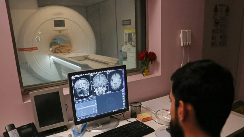 Un médico examina resonancias magnéticas en una imagen de archivo. Mohammed Sawaf/AFP vía Getty Images