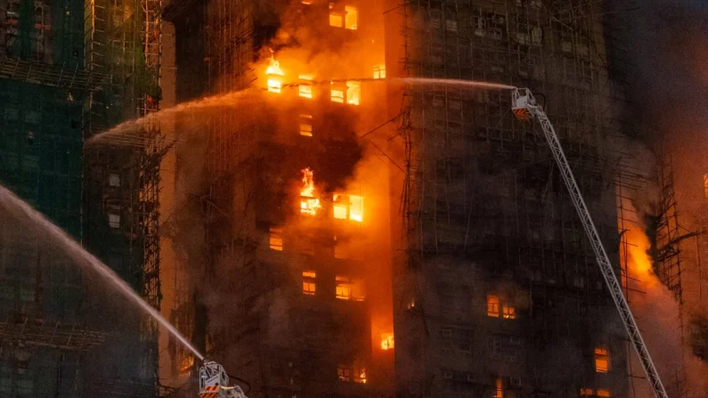 Los bomberos intentan extinguir las llamas que envuelven un edificio después de que se desatara un incendio en Wang Fuk Court, una urbanización en el distrito de Tai Po de los Nuevos Territorios de Hong Kong, el 26 de noviembre de 2025. Foto AP/Chan Long Hei