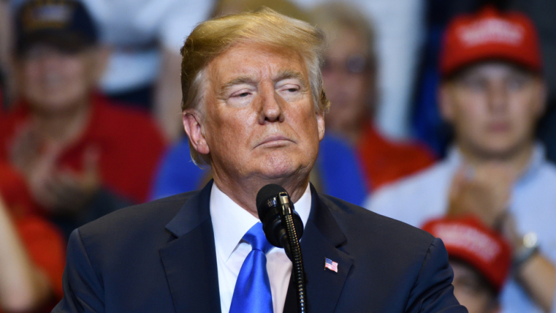 WILKES-BARRE, PENNSYLVANIA, 2 DE AGOSTO DE 2018: El presidente Donald Trump con expresión seria mientras pronuncia un discurso en un mitin electoral celebrado en el Mohegan Sun Arena. Imagen de S.hutterstock.