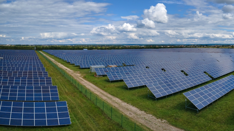 Imagen ilustrativa. Vista aérea de una planta de paneles solares fotovoltaicos. (Bilanol/Shutterstock)