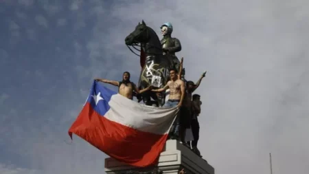 Chile, un país dividido: la elección entre una comunista y un republicano