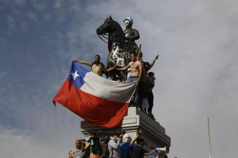 Chile, un país dividido: la elección entre una comunista y el hijo de un oficial de la Wehrmacht