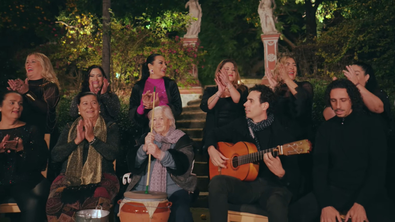 Un ensamble de coro e instrumentos interpretan una zambomba navideña. Captura de pantalla Youtube/
El Coro de la Abuela María