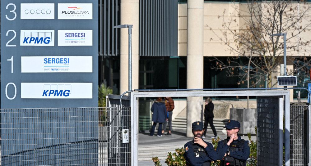 La Policía Nacional registra la sede de Plus Ultra por presunto blanqueo de capitales