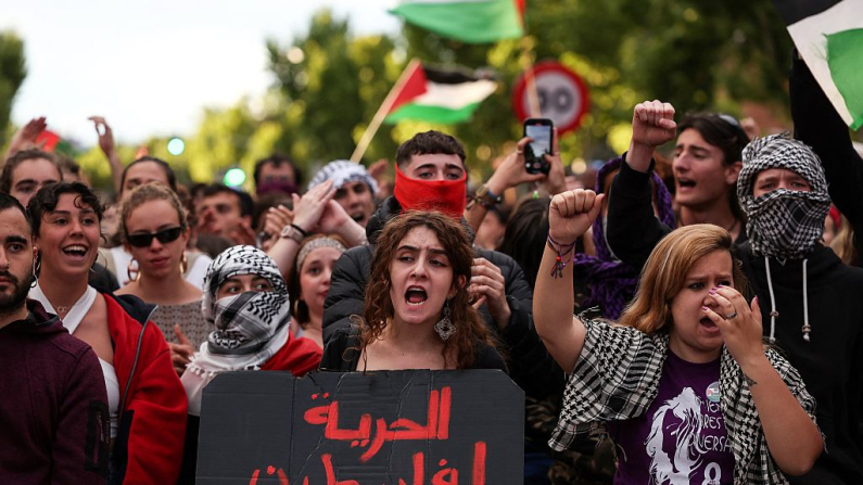 Un manifestante sostiene un cartel que dice «Libertad para Palestina» durante una protesta propalestina en el campus de la Universidad Complutense de Madrid, el 14 de mayo de 2024. (Foto de Pierre-Philippe MARCOU / AFP) (Foto de PIERRE-PHILIPPE MARCOU/AFP vía Getty Images)