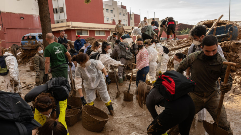 MASSANASSA, ESPAÑA – 9 DE NOVIEMBRE: Voluntarios y residentes limpian el lodo de las calles mientras la zona se recupera de las inundaciones generalizadas de la semana pasada, el 9 de noviembre de 2024, en el municipio de Massanassa, Valencia, España. (Foto de David Ramos/Getty Images).