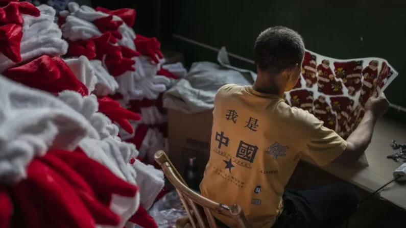 Un empleado prepara adornos navideños para exportación en una fábrica cerca de Yiwu, provincia de Zhejiang, China, el 28 de abril de 2025.

Foto: Kevin Frayer/Getty Images