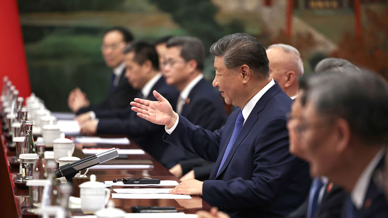 TIANJÍN, CHINA - 30 DE AGOSTO: El presidente de China, Xi Jinping, gesticula hacia el secretario general de la ONU, Antonio Guterres, durante una reunión bilateral previa a la Cumbre de la Organización de Cooperación de Shanghái (OCS) de 2025, en la Casa de Huéspedes de Tianjín, el 30 de agosto de 2025 en Tianjín, China. (Foto de Andrés Martínez Casares - Pool/Getty Images).