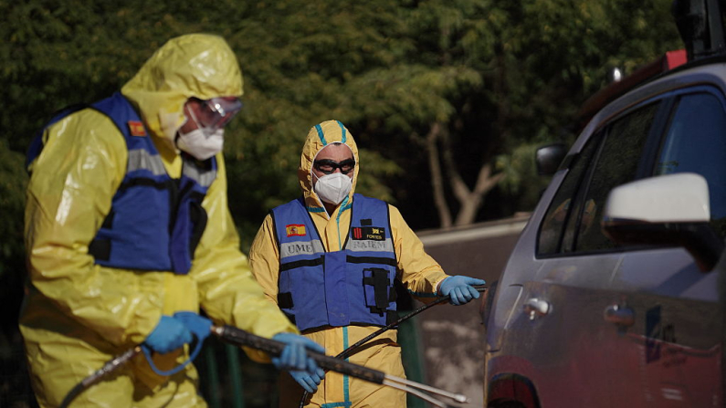 Miembros de la Unidad Militar de Emergencias (UME) de España realizan la descontaminación preventiva de un vehículo en la zona afectada por un brote de peste porcina africana detectado en una zona de desmonte cerca de Cerdanyola del Vallès, a las afueras de Barcelona, ​​el 3 de diciembre de 2025. Foto: Manaure Quintero / AFP vía Getty Images