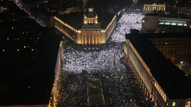 Esta fotografía aérea tomada con un dron muestra a la multitud reunida en el centro de Sofía, donde decenas de miles de manifestantes protestaron contra el gobierno búlgaro el 10 de diciembre de 2025.
Foto: Dobrin Kashavelov / AFP vía Getty Images