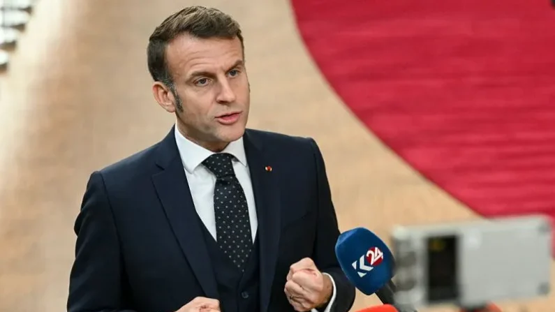 Emmanuel Macron habla con la prensa a su llegada a la reunión del Consejo Europeo en Bruselas, el 18 de diciembre de 2025.
Foto: NICOLAS TUCAT / AFP vía Getty Images