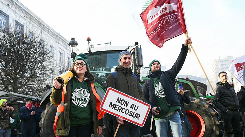 Caos en Bruselas: agricultores europeos protestan masivamente por la soberanía alimentaria y contra el acuerdo con el Mercosur