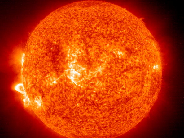 En esta foto proporcionada por la NASA, una imagen del Observatorio Solar y Heliosférico muestra la Región 486, que desencadenó una erupción solar récord. La mancha aún no se puede ver, pero se pueden ver grandes bucles calientes llenos de gas sobre esta región. Estos bucles posteriores a la erupción solar aún están activos. (Foto de la NASA vía Getty Images)