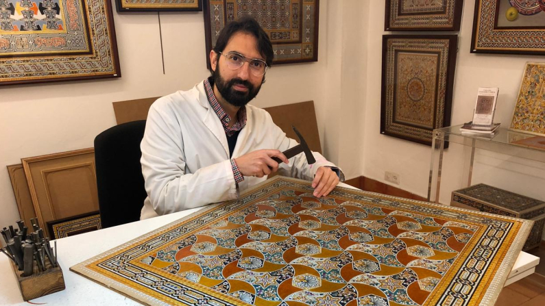 Jose Carlos Villarejo García trabaja en la elaboración de una pieza de guadamecí. Cortesía: Jose Carlos Villarejo García