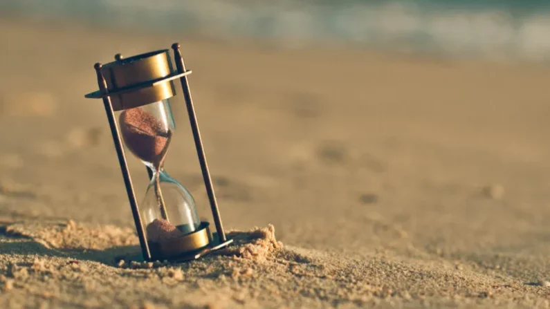 El tiempo es relativo, como ya sabía Albert Einstein. Nuestra percepción del tiempo depende en gran medida de cómo nuestro cerebro organiza y almacena los eventos.
Foto: ArisSu/iStock