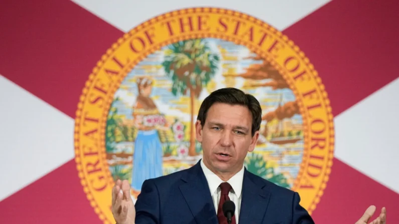 El gobernador de Florida, Ron DeSantis, habla durante una conferencia de prensa en Miami, Florida, el 9 de mayo de 2023. Foto AP/Rebecca Blackwell