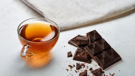 ¿Pasa demasiado tiempo sentado? El té y el cacao podrían ayudar a contrarrestar los riesgos del sedentarismo