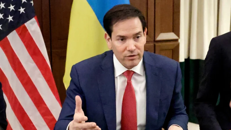 El secretario de Estado Marco Rubio habla durante una reunión con funcionarios ucranianos en Hallandale Beach, Florida, el 30 de noviembre de 2025. Foto AP/Terry Renna