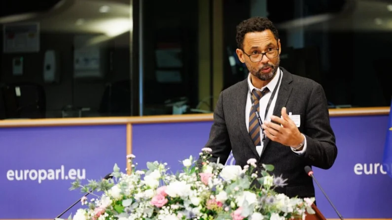 Wayne Jordash, presidente de Global Rights Compliance, habla en la quinta cumbre anual de la Alianza Interparlamentaria sobre China en Bruselas el 7 de noviembre de 2025. Cortesía de la Alianza Interparlamentaria sobre China.