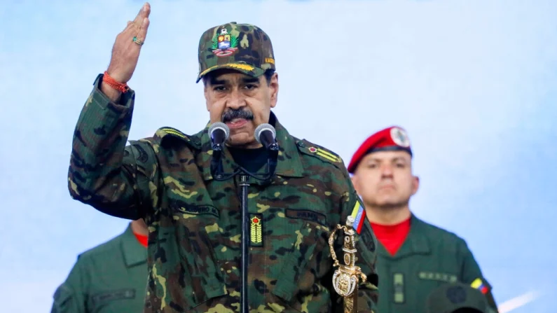 El presidente de Venezuela, Nicolás Maduro, sostiene la espada de Simón Bolívar mientras se dirige a miembros de las fuerzas armadas, la Milicia Bolivariana, la policía y civiles durante una manifestación contra una posible escalada de las acciones estadounidenses hacia el país, en la base militar de Fuerte Tiuna en Caracas, Venezuela, el 25 de noviembre de 2025. REUTERS/Leonardo Fernández Viloria