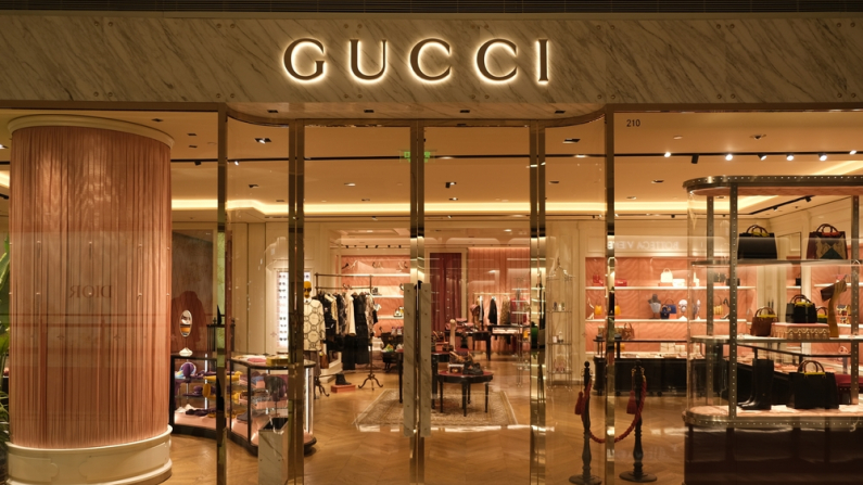Shanghái, China, 6 de noviembre de 2021: Fachada de la tienda GUCCI. Marca de moda de lujo.