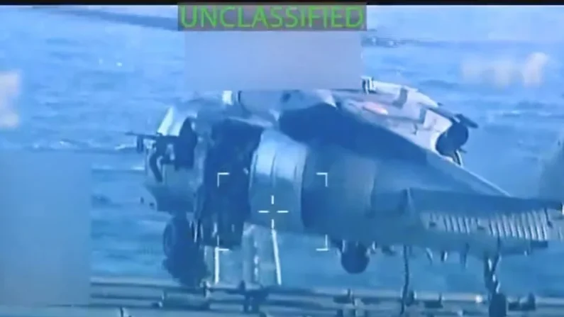 Un helicóptero trasladó a los soldados hasta el barco.
Foto: Fiscalía General de Estados Unidos/X/AP/dpa